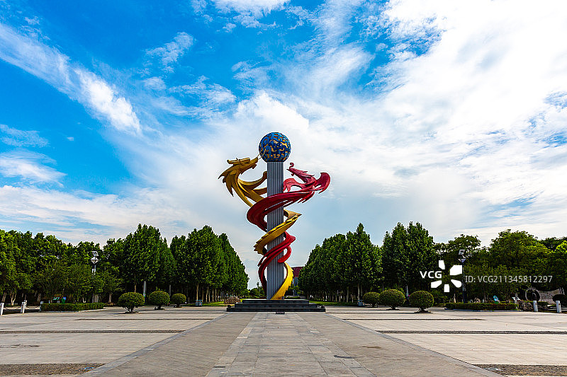 安徽省滁州市凤阳县市民广场龙凤呈祥雕塑图片素材
