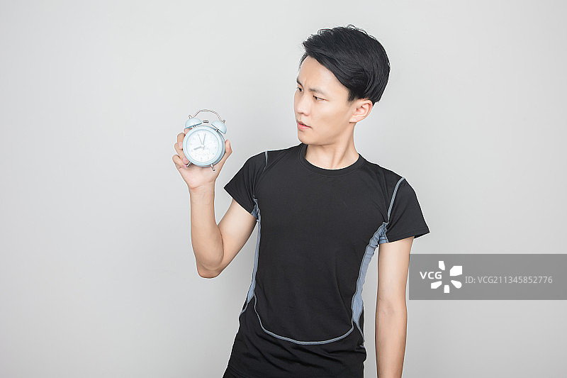 亚洲男性穿着健身服看着脑子自律生活图片素材