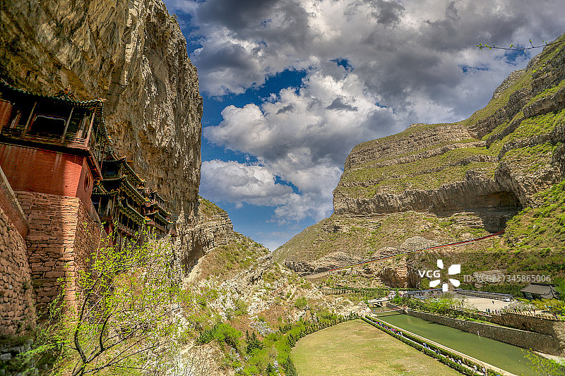 蓝天白云下的山西大同悬空寺图片素材