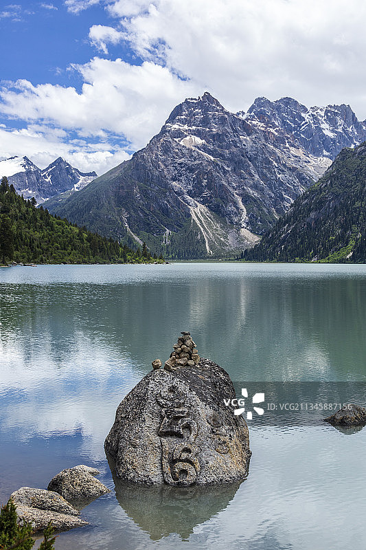 新路海   湖泊  雪山   玛尼石——甘孜州德格县图片素材