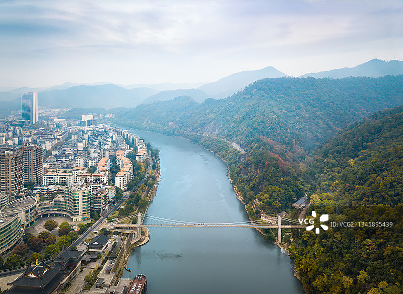 航拍中国杭州桐庐县富春江自然建筑风光图片素材