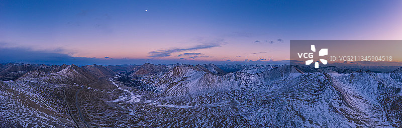 3月，日落时的西藏昌都市左贡县东达山垭口，318国道从这里经图片素材
