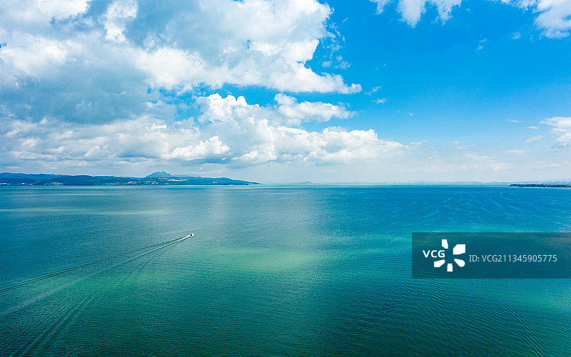 风平浪静的滇池风光图片素材
