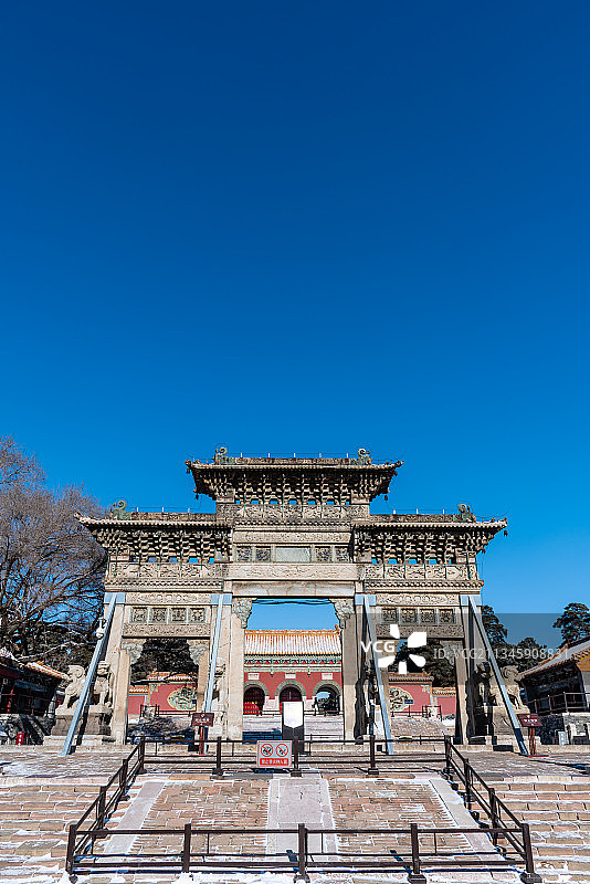 冬天雪后中国辽宁沈阳清昭陵的寝陵正门牌楼古建筑图片素材