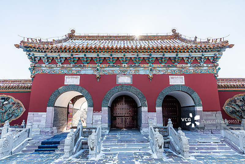 冬天雪后中国辽宁沈阳清昭陵的正红门图片素材