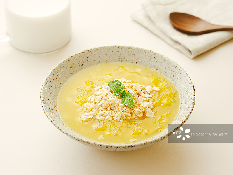 早餐，南瓜燕麦，牛奶图片素材