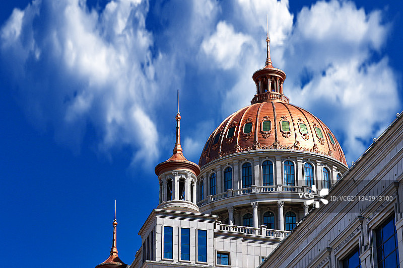 蓝天下教堂的俯视图图片素材