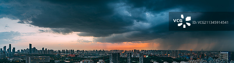 骤雨初歇的滨海天际线图片素材