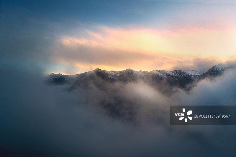 雪山、云雾、阳光、飘渺图片素材