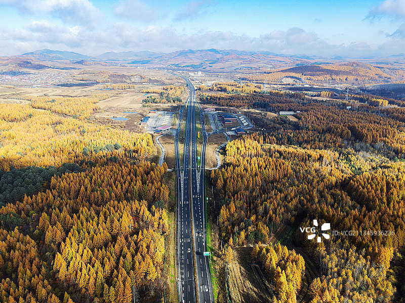 行走在秋之北国图片素材