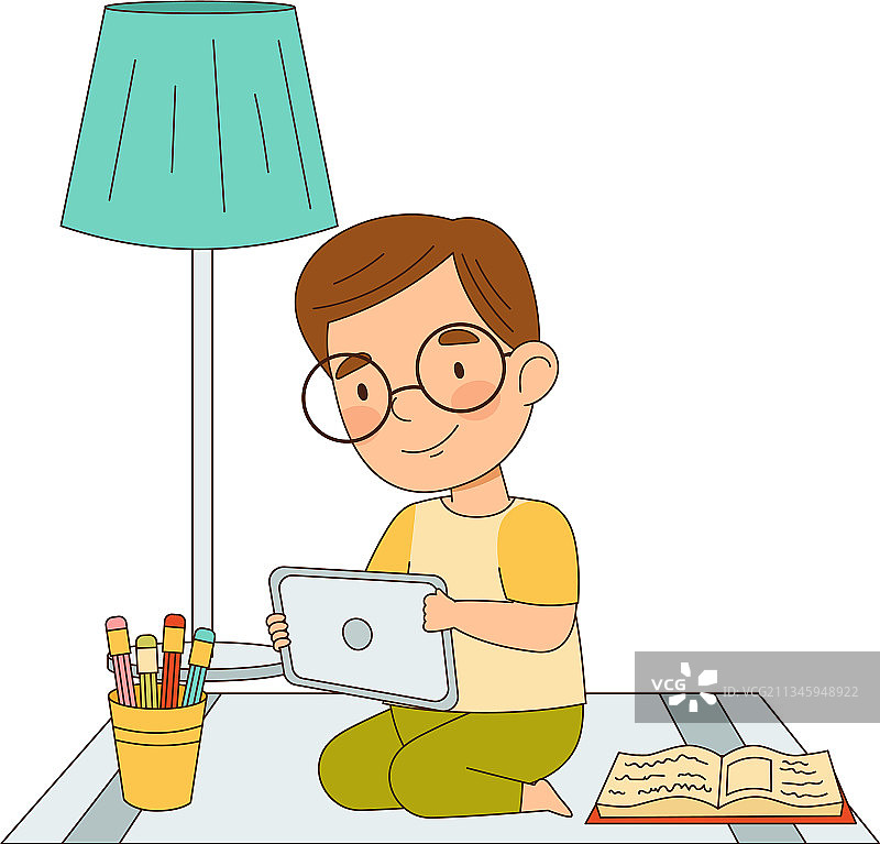 可爱男孩居家学习和远程教育图片素材