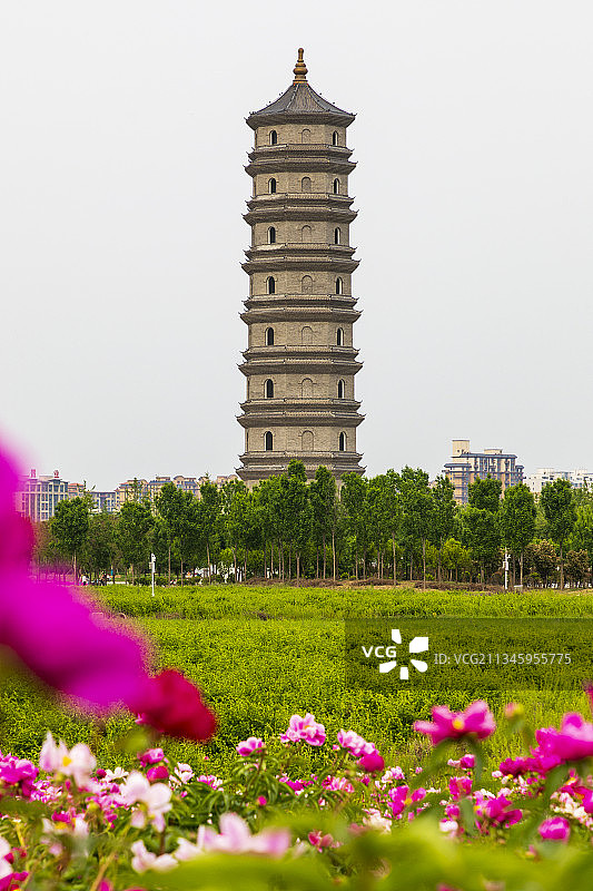 河南省濮阳市清丰县中华孝道文化园报恩塔图片素材