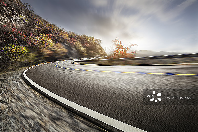 秋季美景和蜿蜒山路，黄昏时金秋美景和公路图片素材