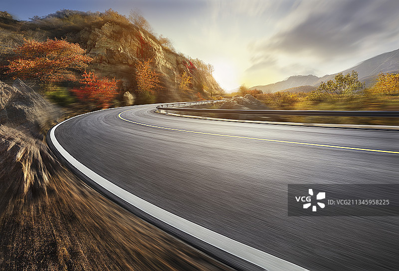 秋季美景和蜿蜒山路，黄昏时金秋美景和公路图片素材