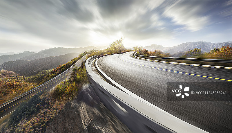秋季美景和蜿蜒山路，黄昏时金秋美景和公路图片素材