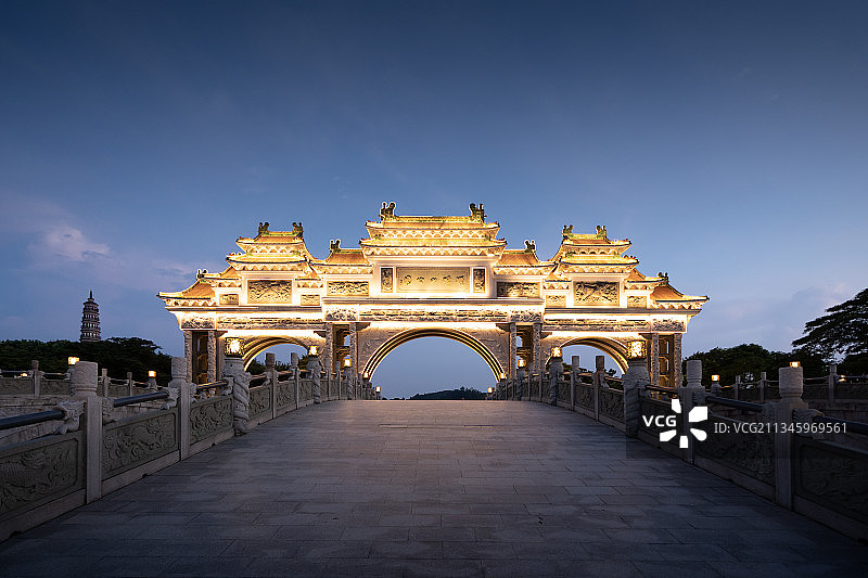 广东佛山顺德大良顺峰山公园牌坊，著名景点，蓝调图片素材