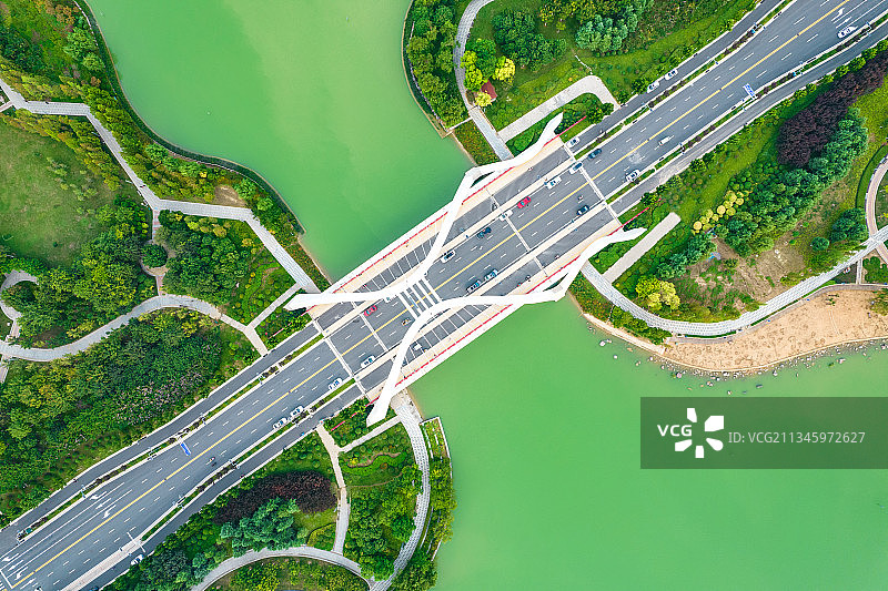 中国河南省郑州市中原区夏季天健湖公园航拍图片素材