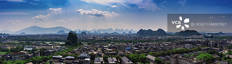 桂林独秀峰上的市区全景图图片素材