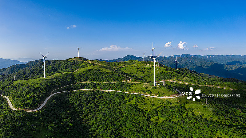 山顶的风力发电站大风车清洁能源图片素材