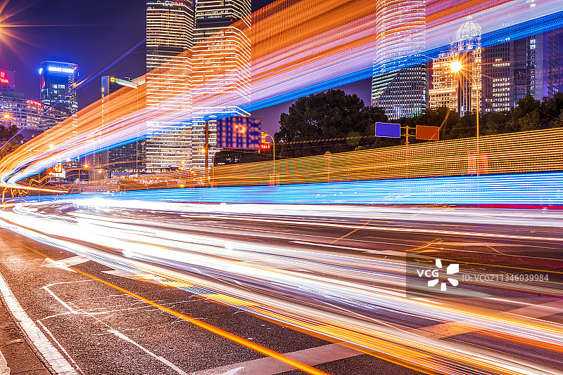 城市街道车流光影轨迹图片素材