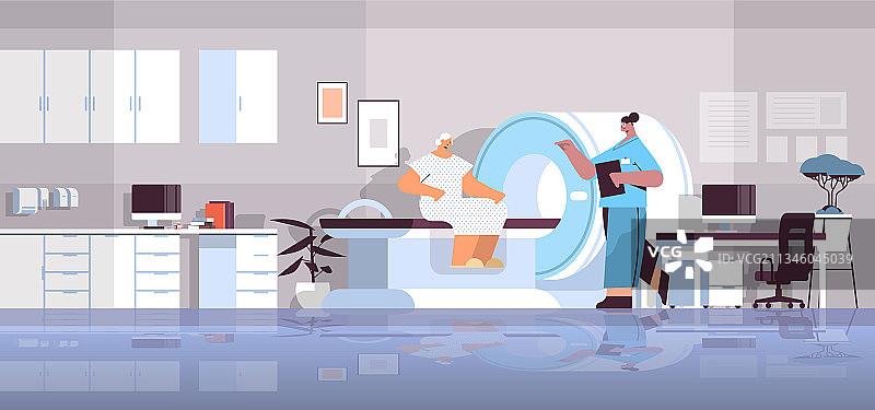 在断层扫描仪中与年长病人在一起的医生图片素材