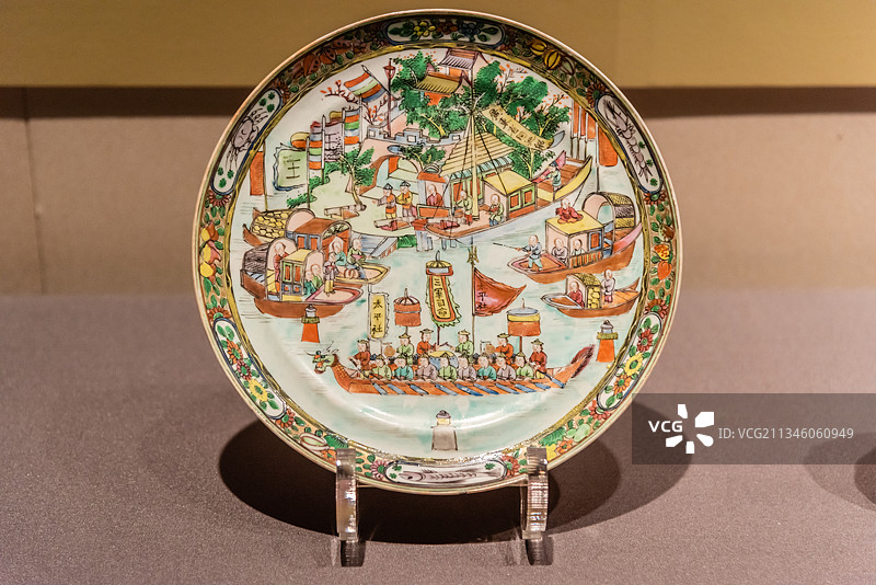 19世纪广彩绘海珠炮台龙舟图盘图片素材