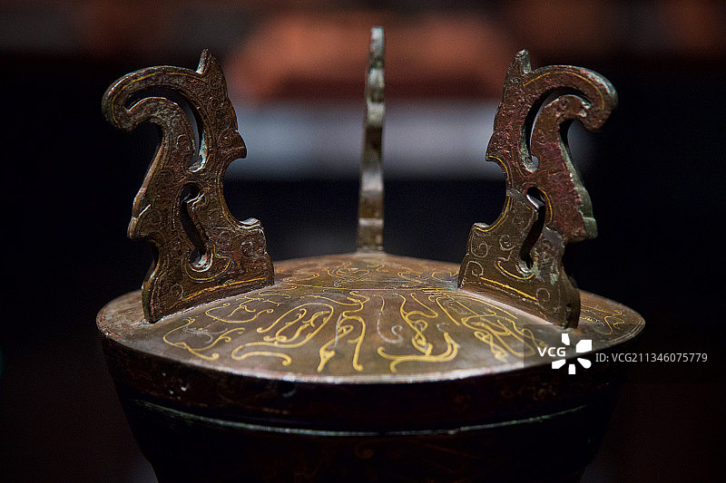 错金银鸟篆纹铜壶图片素材