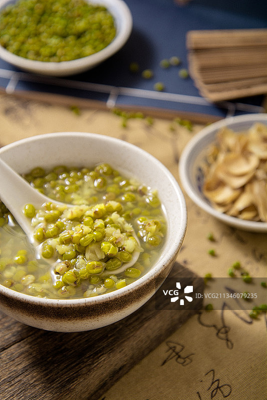 复古中式木纹桌子上的绿豆汤图片素材