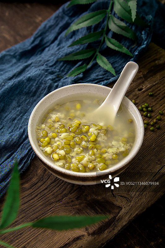 复古中式木纹桌子上的绿豆汤图片素材