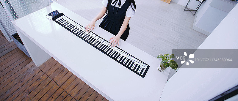 弹奏可折叠的手卷钢琴图片素材