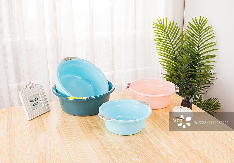 彩色多功能塑料盆图片素材