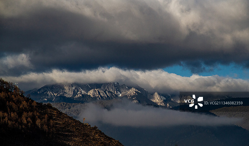 云雾缭绕的石卡雪山图片素材
