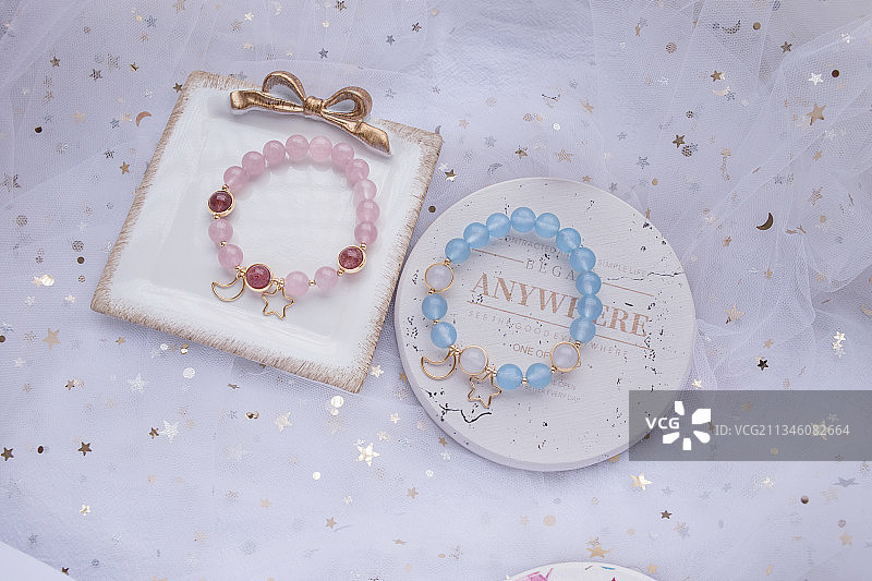 惬意的午后 精美的手链安静地放在桌子上图片素材