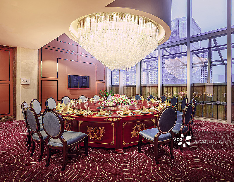 一个有大型水晶吊灯铺着红色地毯的酒楼包厢图片素材