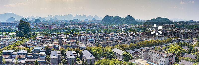 独秀峰下的桂林城全景图图片素材