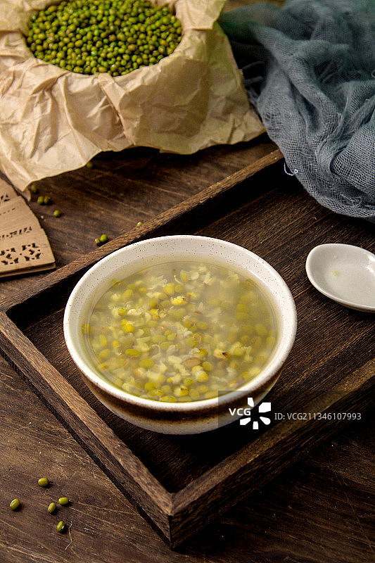 复古中式木纹桌子上的绿豆汤图片素材