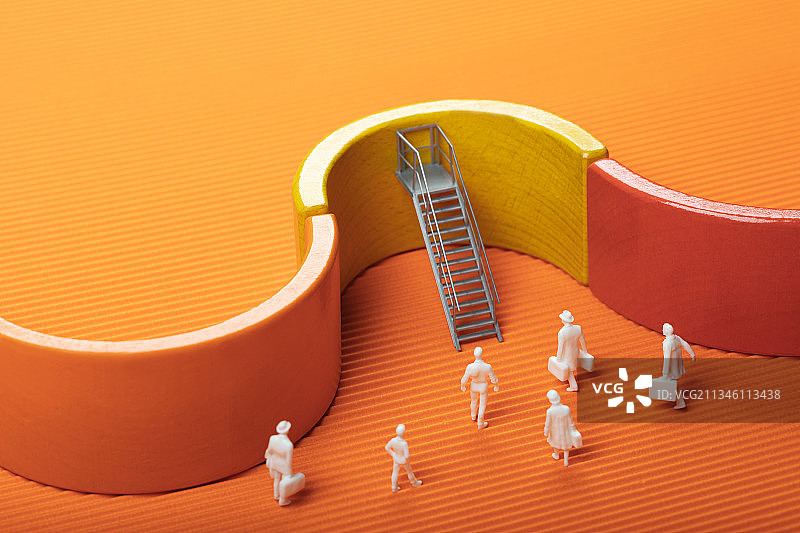 微缩创意暖色渐变弧型墙壁梯子围城跳槽图片素材