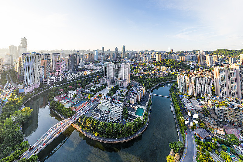 贵阳市老城区城市风光与南明河日落全景图片素材