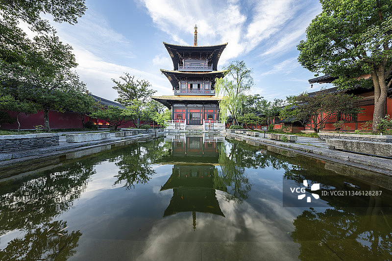 上海之根松江广富林寺庙佛塔放生池倒影超广角图片素材