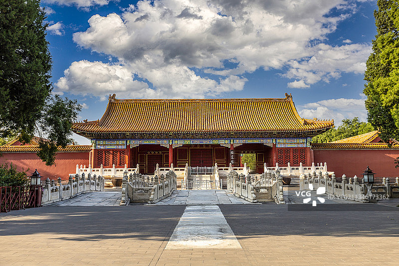 蓝天白云下的北京故宫武英门图片素材