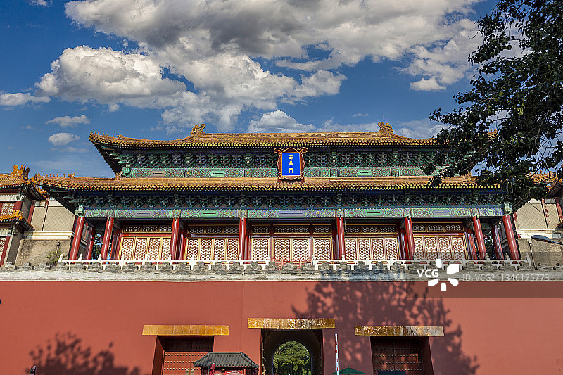 蓝天白云下的北京故宫（紫禁城）西华门图片素材