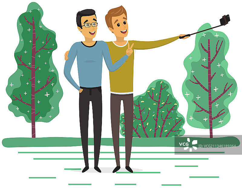 男人和朋友用独脚架上的手机摆姿势图片素材