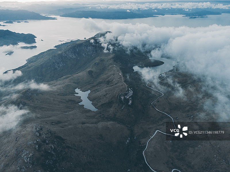 航拍云雾中的嵛山岛图片素材