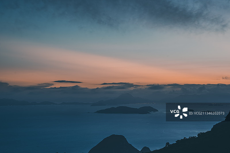 嵛山岛日落时海景映衬着戏剧性的天空图片素材