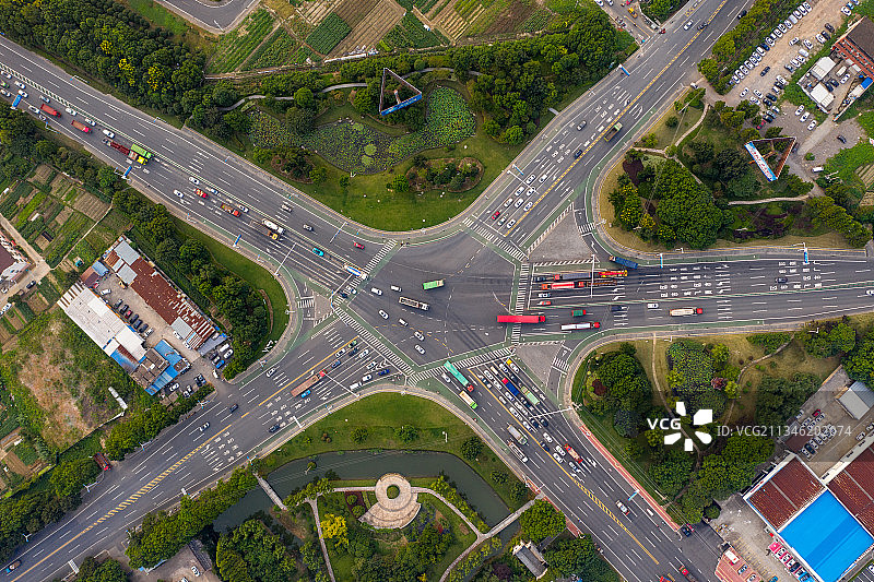 繁忙的工业区道路鸟瞰图图片素材