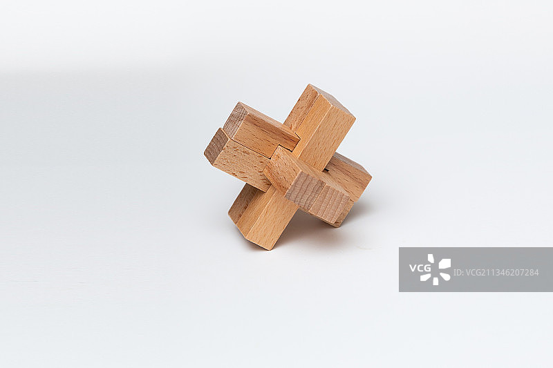 中国传统益智木玩具鲁班锁孔明锁图片素材