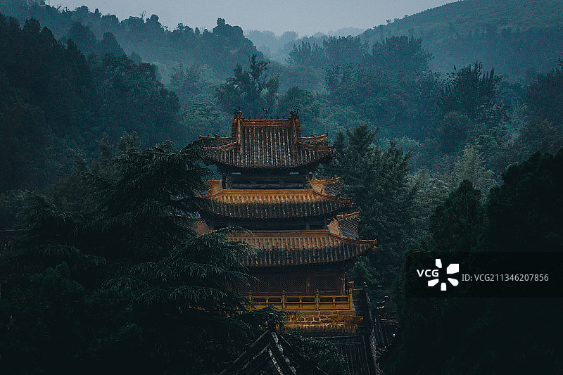 雨雾风穴寺图片素材