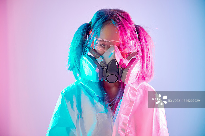 赛博朋克风格穿防护服戴口罩护目镜的亚洲少女图片素材