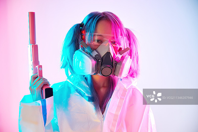 赛博朋克风格穿防护服戴口罩护目镜的亚洲少女图片素材