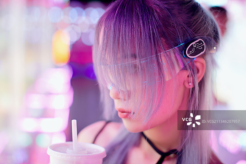 在电子游戏娱乐城玩耍的亚洲时尚少女图片素材